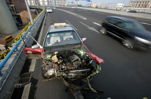 出租追尾渣土车2死3伤 说说那些坚决不能跟的车