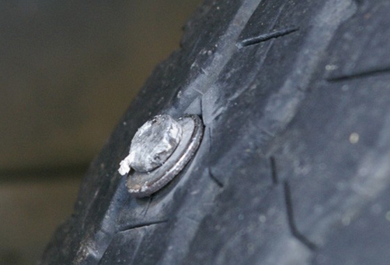 拒绝“侧漏” 盘点轮胎慢撒气的原因