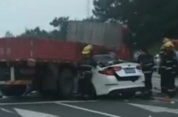 南京轿车钻进货车底遭削顶 面对路上的大货要这样做