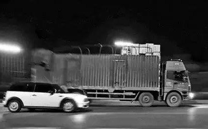 远离大货远离“大祸” 教你如何从容避让大货车