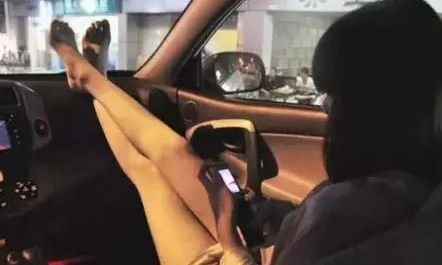 盘点乘车时的危险坐姿 快来看看你中枪没？