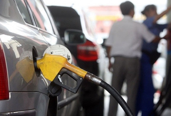 新手一定要注意：别让错误的加油做法毁了爱车