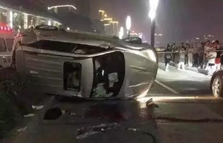 不系安全带 即使可以刹住车但也可能要命