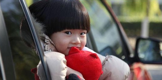 盘点乘车时的危险坐姿 快来看看你中枪没？