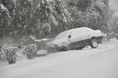 冰雪路面安全出行指南：保持安全车速车距很关键