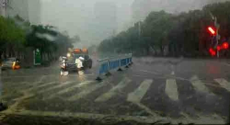 暴雨等强恶劣天气下注意路况 谨慎驾驶