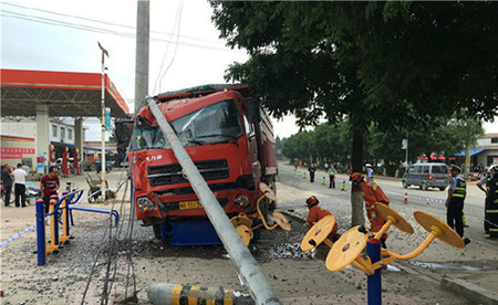 都说要远离大货车 你真的知道怎么远离吗