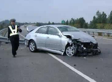 车速120km/h 突然遇到障碍时应该怎么保命？