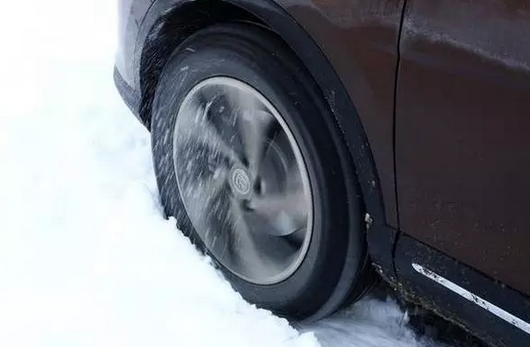 雪季上路全攻略 驾驶技巧及安全注意事项