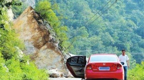 开车遇到山体滑坡或泥石流时应如何躲避和自救