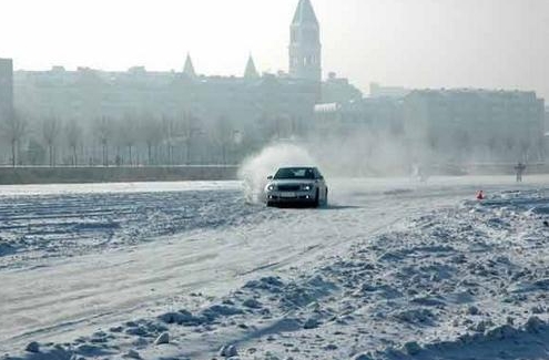 下雪天以慢为先 说说雪天行车时应该注意啥