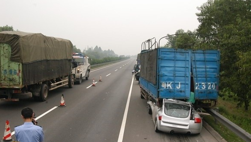 货车是终极杀器 与货车安全相处的10大基本原则