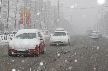 下雪天慢为先 暴雪天气中这样驾驶才安全