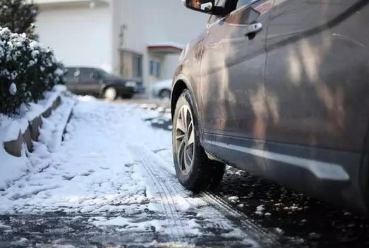 雪季上路全攻略 驾驶技巧及安全注意事项