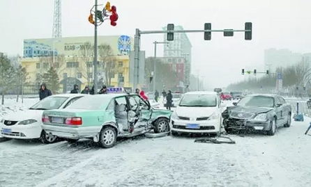 下雪天慢为先 暴雪天气中这样驾驶才安全