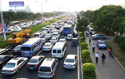 堵车怠速时3min=1km 教你堵车时省油的技巧