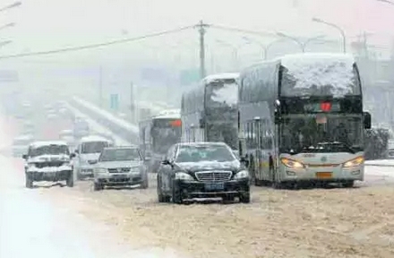 下雪天慢为先 暴雪天气中这样驾驶才安全