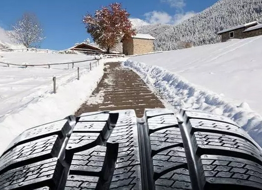 雪季上路全攻略 驾驶技巧及安全注意事项