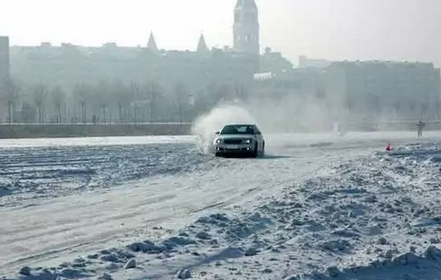 下雪天慢为先 暴雪天气中这样驾驶才安全