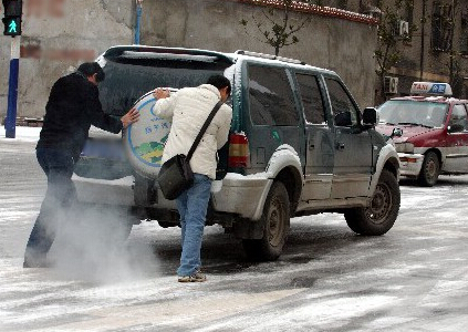 雪后路面易结冰 正确驾驶技巧保证行车安全