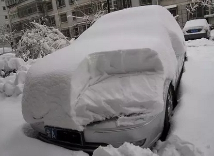 下雪天慢为先 暴雪天气中这样驾驶才安全