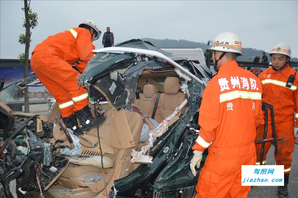 货车撞SUV致5人死亡