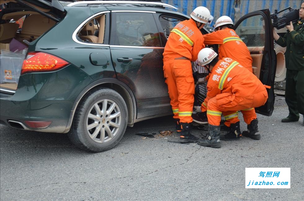 货车撞SUV致5人死亡