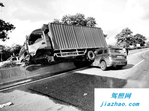 G98高速路车祸 商务车追尾货车致2人受伤