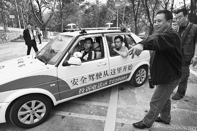 12月16日上午，广州车管所组织全市96家驾校负责人到岑村考场新建的“五门必考”场地，以亲身体验的方式熟悉公安部123号令考试内容和考试标准，为迎接驾考新政实施做最后冲刺。