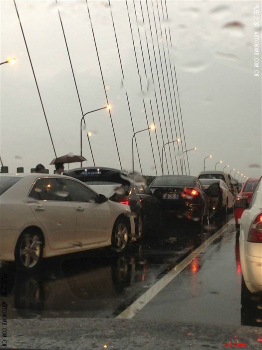 杭州湾跨海大桥连环追尾车祸现场 车祸事故涉及百辆车