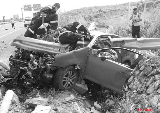 土羊高速惨烈车祸 轿车撞碎长岭收费口附近护栏俩人身亡