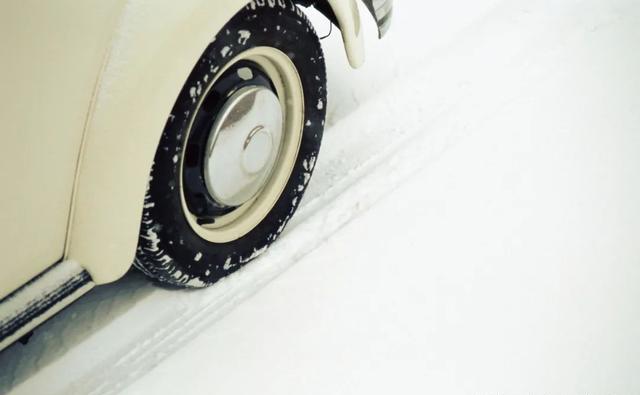 在冰雪路面上，怎么驾驶才最安全？