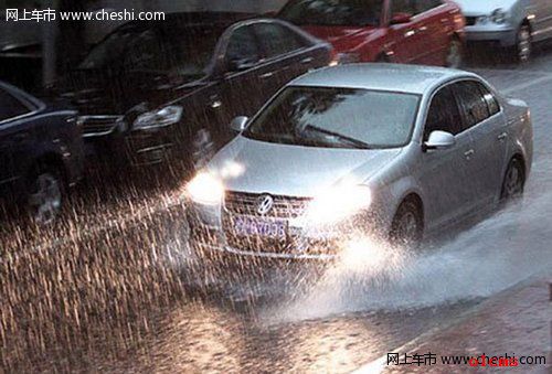 雨天驾驶技巧 切记不要狠加速急刹车