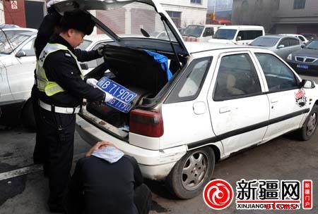 3月7日，市公安局交警支队特勤大队民警姚勇在检查车辆时，发现一辆车的副车牌放在车内，驾驶人使用假驾驶证。