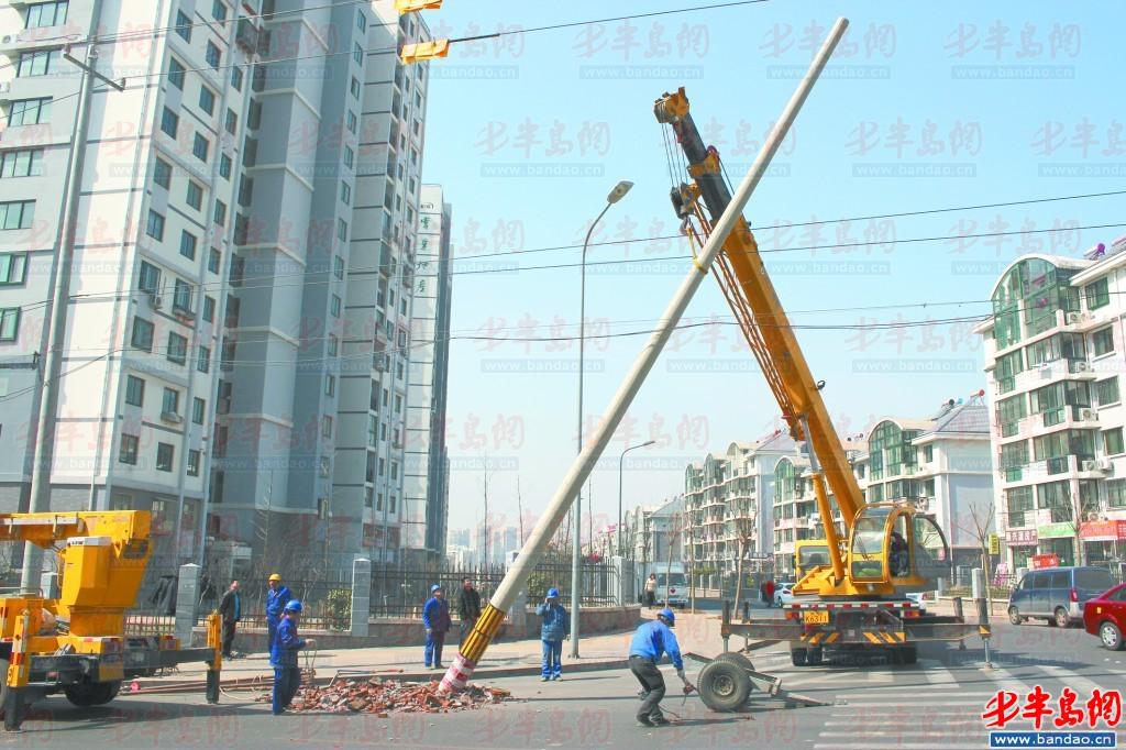 “霸道”电线杆连续引发交通事故 工人将其拔掉