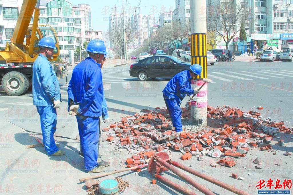 “霸道”电线杆连续引发交通事故 工人将其拔掉