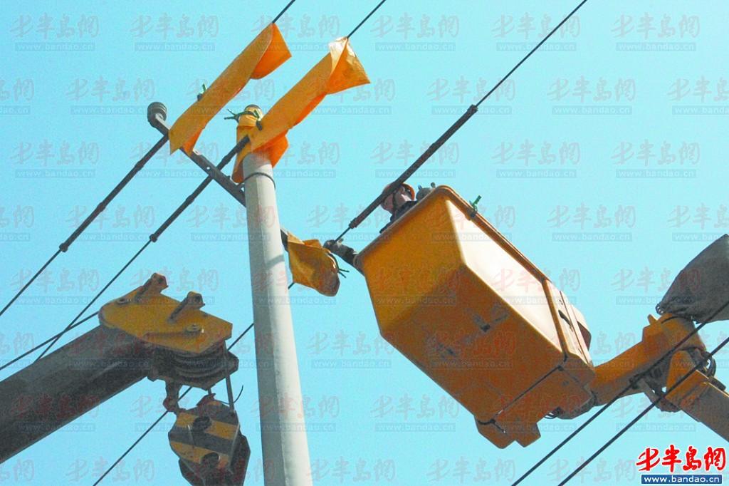 “霸道”电线杆连续引发交通事故 工人将其拔掉